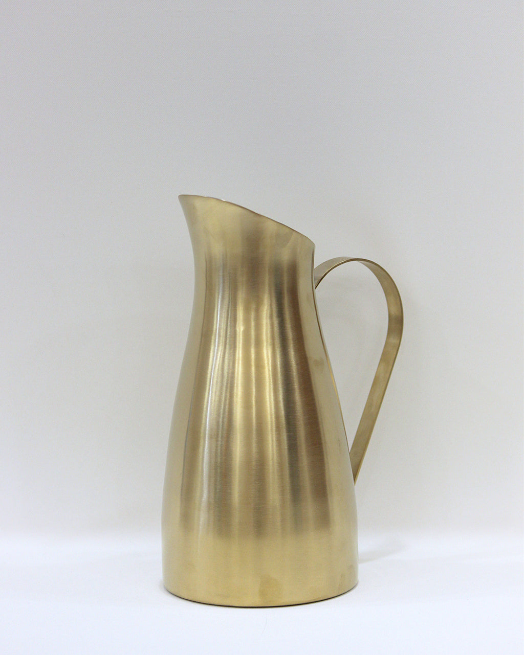 Carafe with handle