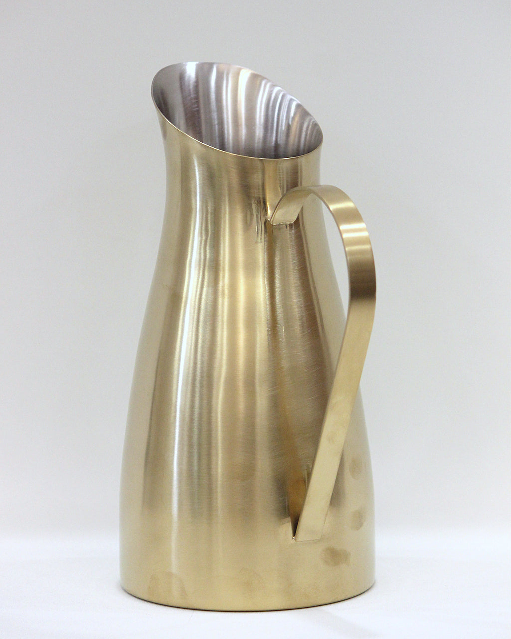 Carafe with handle