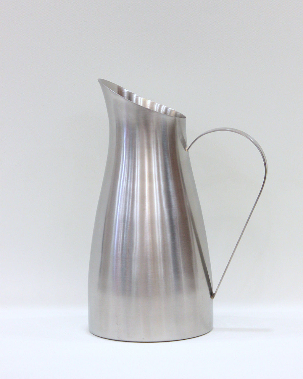 Carafe with handle