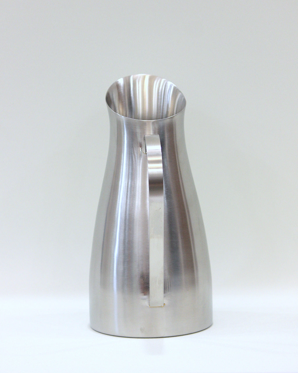 Carafe with handle