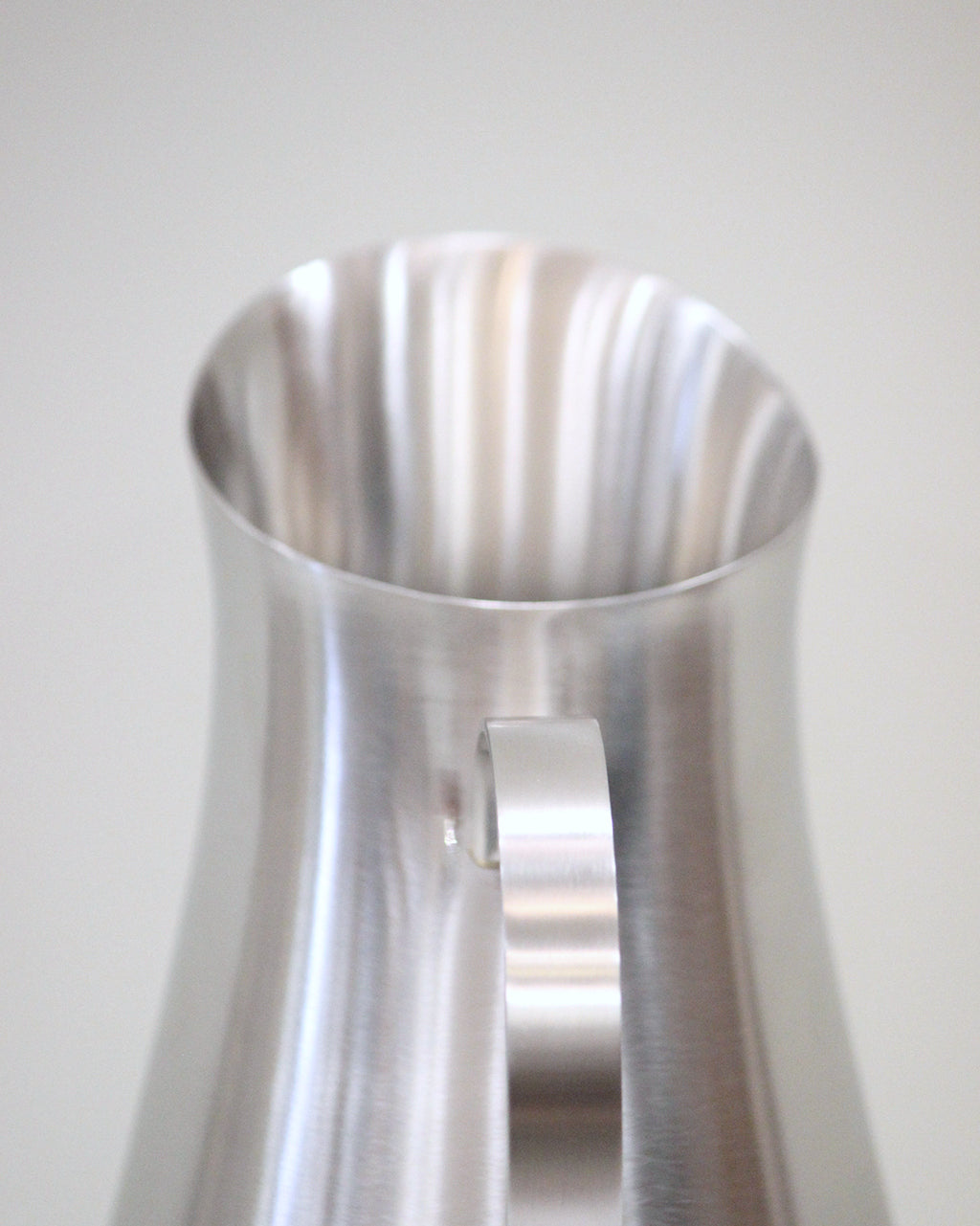 Carafe with handle